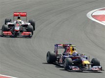 Mark Webber ped Lewisem Hamiltonem pi Velk cen Turecka. 