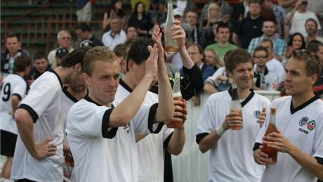 Fotbalisté Hradce slaví po vít�zství nad Zlínem postup do první ligy.