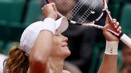 Samantha Stosurová se raduje z triumfu nad Justine Heninovou ve 4. kole Roland Garros