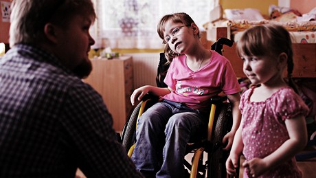 Terezka je upoutaná na invalidní vozík - osmiletá tlesn postiená holika konen nala novou rodinu