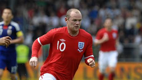 Hlavní hvězda anglického výběru pro mistrovství světa, útočník Wayne Rooney, uniká Japonci Nakazawovi během vzájemného připravného utkání.
