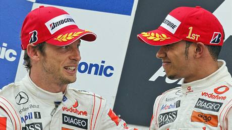 Jenson Button z McLarenu gratuluje k vítzství svému stájovému kolegovi Lewisi Hamiltonovi.
