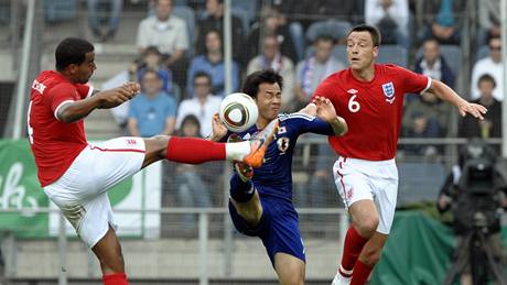 Japonec �ind�i Okazaki v tvrdém souboji o mí� s Angli�any Huddlestonem (vlevo) a Terrym.