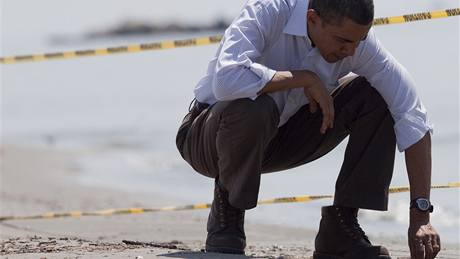 Prezident Barack Obama pi obhlídce pláe v Port Fourchon, kterou zasáhla ropa uniklá ze znieného vrtu (28. kvtna 2010)