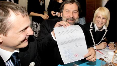 Radek John s plnou mocí, podle které m��e jednat za stranu V�ci ve�ejné (VV). (31. kv�tna 2010)