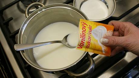 Cukr včetně vanilkového nechte za stálého míchání rozpustit v mléce, které jste předtím přivedli k varu. 