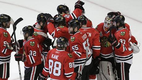 Radost hokejist Chicaga po vítzství v prvním duelu finále play-off hokejové NHL.