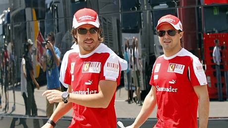 Brittí piloti McLarenu Lewis Hamilton (vpravo) a Jenson Button ovládli Velkou cenu Turecka.