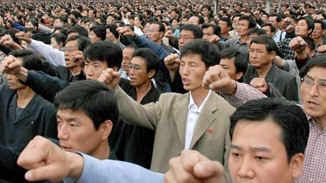 Na demonstranci proti Ji�ní Koreji p�i�ly v Pchjongjangu desetitisíce lidí (30. kv�tna 2010)