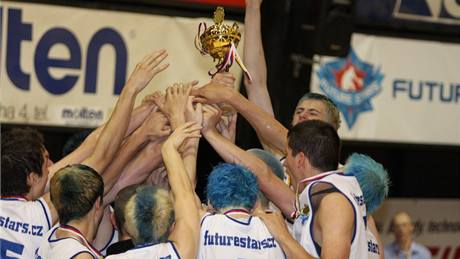 Osmnáctiletí basketbalisté USK Praha se radují s pohárem pro vítze extraligy.