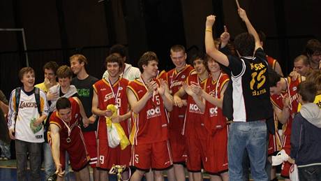 Osmnáctiletí basketbalisté Sr Sokol Písek slaví stíbro na mistrovství republiky se svými fanouky.