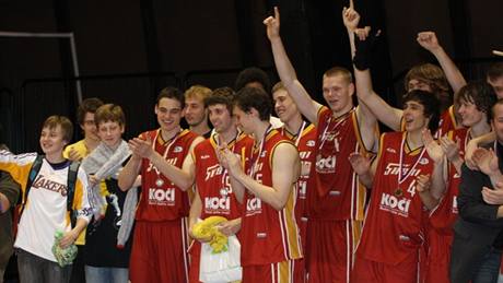 Osmnáctiletí basketbalisté Sr��� Sokol Písek slaví st�íbro na mistrovství republiky se svými fanou�ky.