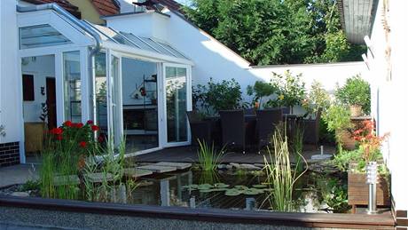 Terasa se zahradním jezírkem