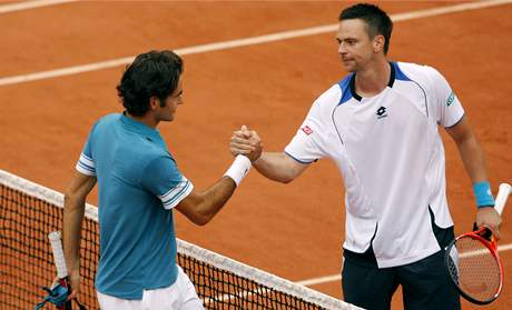 Roger Federer (vlevo) gratuluje svmu pemoiteli Robinu Sderlingovi, kter ho porazil v semifinle Roland Garros.