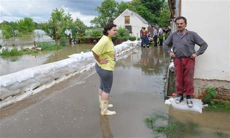 Evakuace obyvatel v obci Rohatec na Hodonnsku 3. 6. 2010