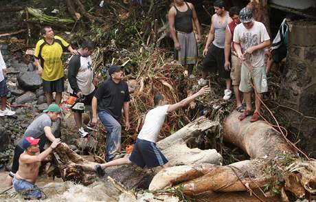Tropick boue Aghata si v stedoamerickm Salvadoru vydala nejmn deset lidskch ivot (30. kvtna 2010)