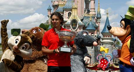 Rafael Nadal pózuje v paíském Disneylandu s trofejí pro ampiona Roland Garros 2010