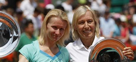 Jana Novotná (vlevo) a Martina Navrátilová pózují s trofejemi pro vítězný pár turnaje legend ve čtyřhře na Roland Garros.