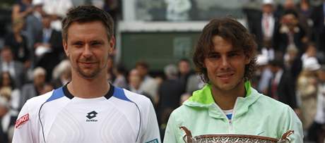 Robin Söderling a Rafael Nadal s trofejemi pózují fotografům po finále Roland Garros.