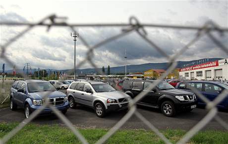 Z autobazaru odvezli pes 50 aut, jejich majitelé ale peníze nevidli. Ilustraní foto