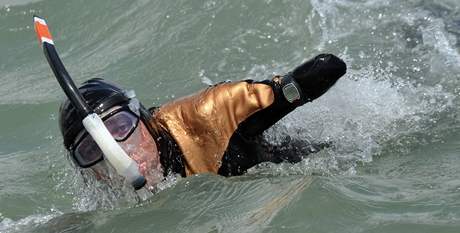 francouzský handicapovaný plavec Philippe Croizon se pipravuje na zdolání kanálu La Manche