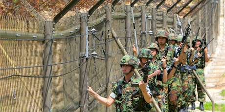 Jihokorejtí vojáci kontrolují plot demilitarizované zóny u hranic s KLDR.