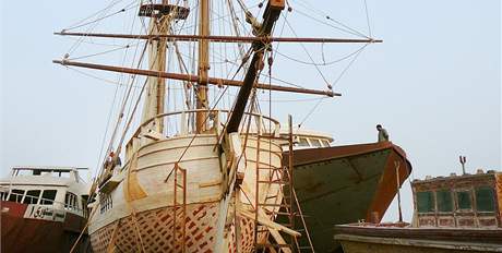 V egyptském doku ei staví repliku historické plachetnice z druhé poloviny 18. století.