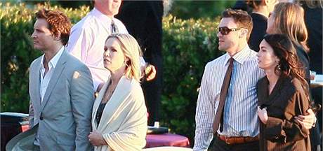 Herci ze serilu Beverly Hills 90210 Jennie Garthov (vlevo) a Brian Austin Green (vpravo) na svatb Iana Zieringa.
