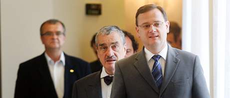 Miroslav Kalousek, Karel Schwarzenberg a Pert Neas po trojkoaliním jednání ODS, TOP09 a VV v Poslanecké snmovn v Praze. (2. ervna 2010)