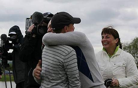 Vtz Czech PGA Media Trophy Filip Mrzek se raduje s otcem a matkou.