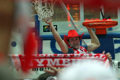 Stíhání síky patilo k tradinímu koloritu zisku basketbalového titulu i letos v Nymburce.