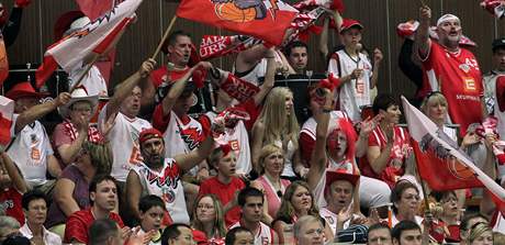 Publikum v nybursk basketbalov hale pi ptm finle play-off 2009/10.