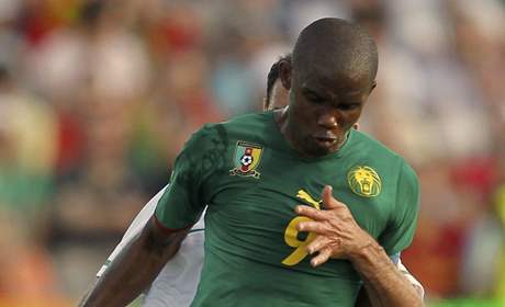 Kamerunský útoník Samuel Etoo v utkání proti Portugalsku. 