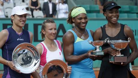 Finalistky tyhry na Roland Garros pzuj s trofejemi : zleva Katarina Srebotniov, Kvta Peschkeov. Serena a Venus Williamsovy.