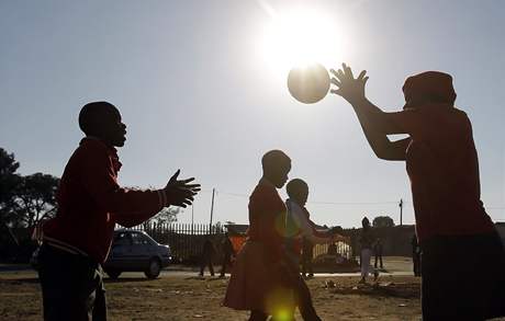 Akoli v djiti fotbalové MS svítí slunce, teploty odpovídají tomu, e zde panuje africká zima.