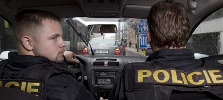 Dva policisté v Mladé Boleslavi byli lehce zranni poté, co do jejich vozu narazil ujídjící cizinec. Ilustraní foto