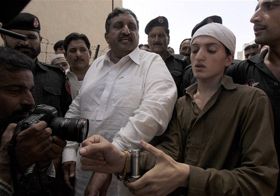 Pákistánská policie zatkla Malika Muhammada Ikbala a Raniho (vpravo) na údajné homosexuální svatb (2. ervna 2010)