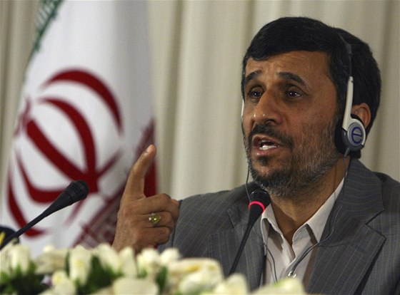 Íránský prezident Mahmúd Ahmadíneád na konferenci v Istanbulu (8. ervna 2010)
