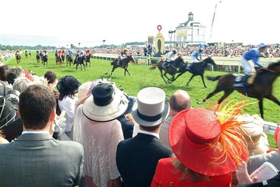 Dostih Royal Ascot: extravagantní klobouky i královská rodina - iDNES.cz