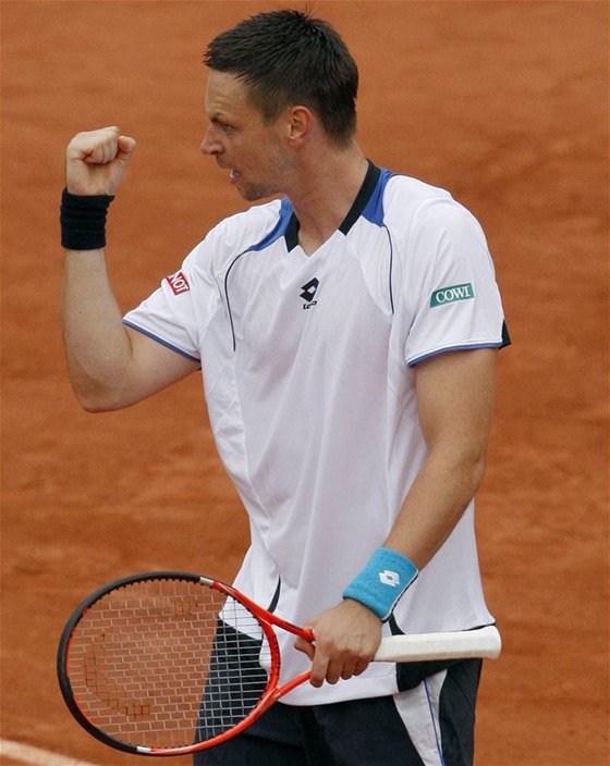 VÍTZ. védský tenista Robin Söderling vyadil z Roland Garros svtovou jedniku Federera.