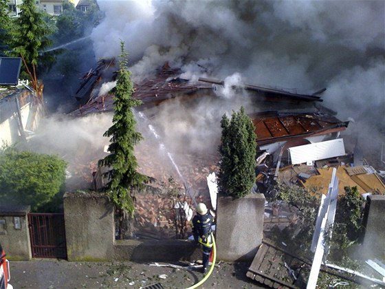 Po výbuchu plynu v dolnorakouském Sankt Pöltenu záchranái pátrají po pti lidech (3. ervna 2010)