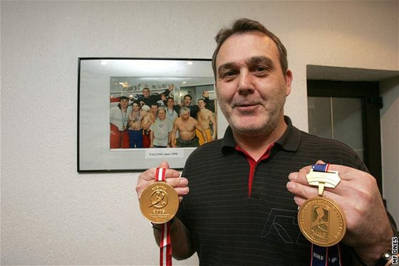 Ondřej Weissmann ukazuje dvě zlata. Jedno získal coby asistent trenéra Vladimíra Růžičky na mistrovství světa 2005, druhé o pět let později