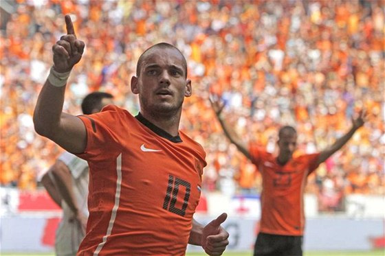 NIZOZEMSKÁ OPORA. Wesley Sneijder tvrdí, e Nizozemsko je na mistrovství silné i díky svému trenérovi.