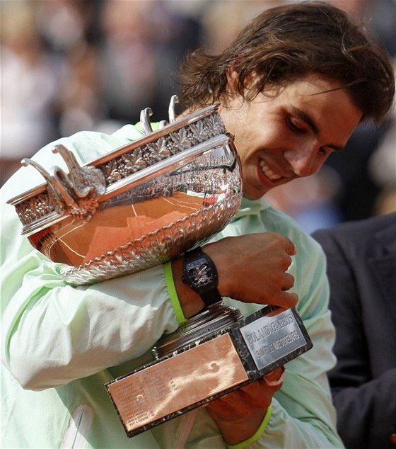 Rafael Nadal pózuje s trofejí pro vítěze French Open.
