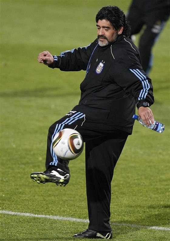 Trenér Argentiny Diego Maradona dokazuje, e si s míem poád dobe rozumí.
