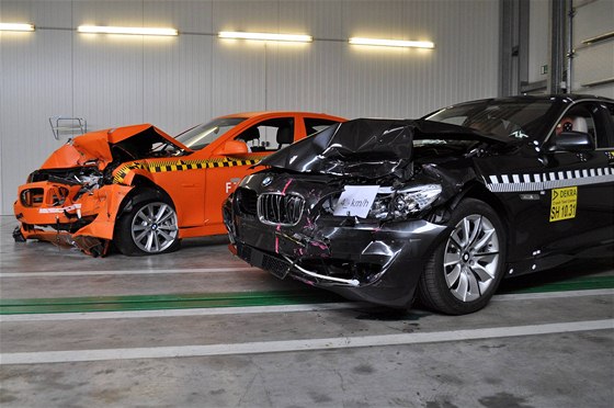 Crashtest BMW 5 s pednárazovým systémem