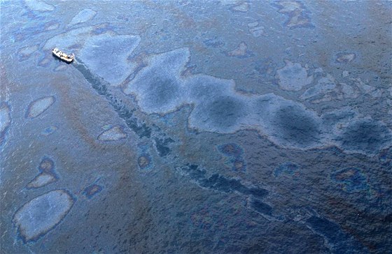 Olejové skvrny z porueného ropného vrtu v Mexickém zálivu. (31. kvtna 2010)