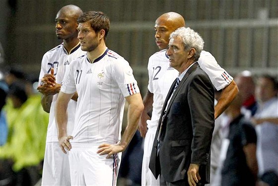 NEMOHOU UVIT. Fotbalisté Francie (zleva) Abou Diaby, Andre Pierre Gignac, Thierry Henry a trenér Raymond Domenech pihlíejí poráce s ínou. 