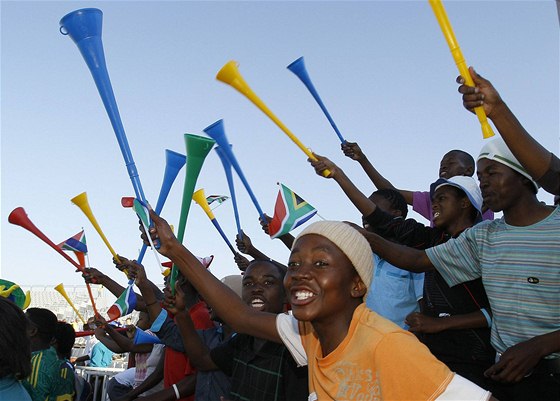 FANOUCI A VUVUZELA. Bez plastové trubky jako by fanouek v JAR neexistoval.