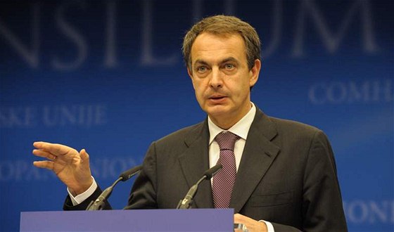 Premiér José Zapatero zachrauje první zálonu.